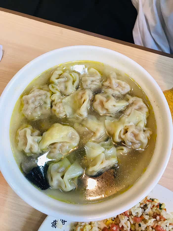 扬州三鲜馄饨,有木耳还有菌菇,汤清淡可口.