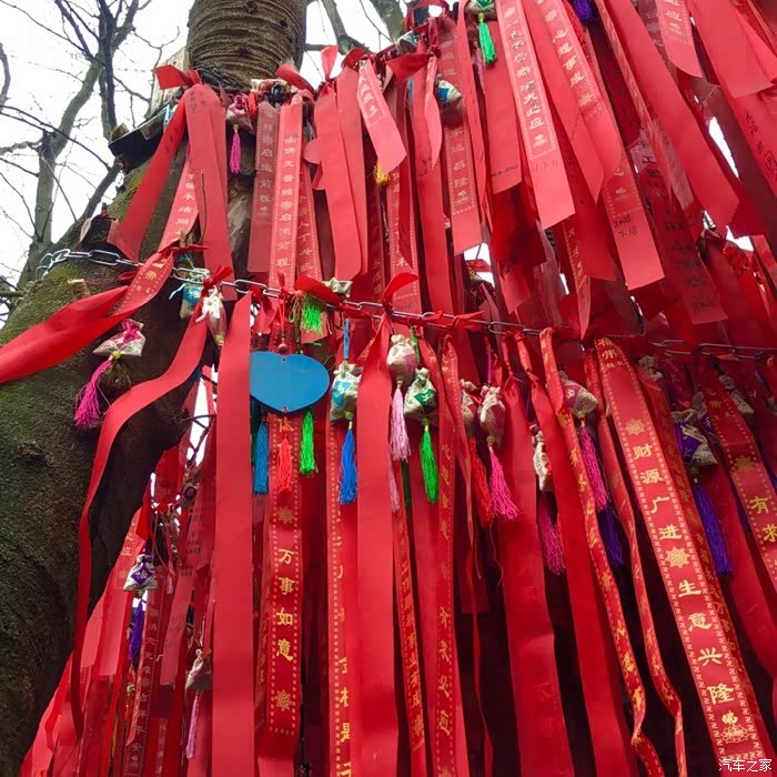 古镇一处的许愿条.
