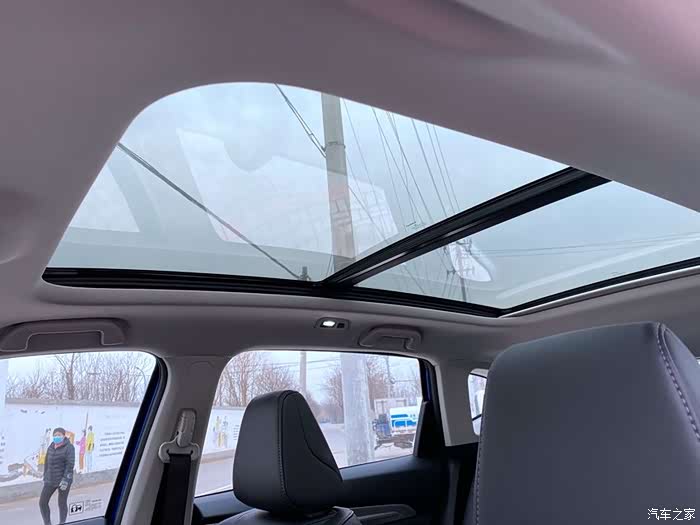 全景天窗,搭配的很高端前卫.坐在里面一点压抑感都没有.