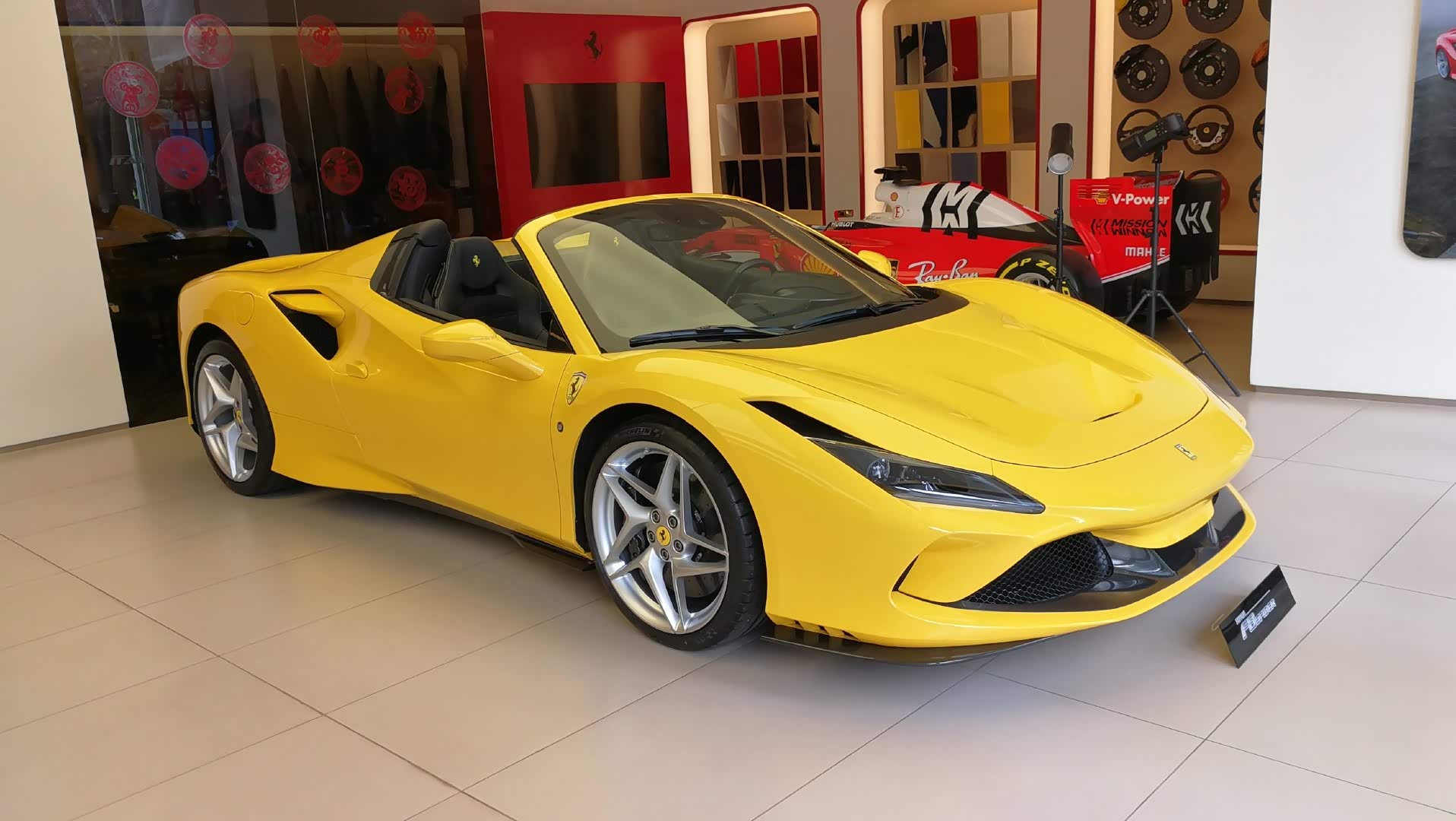 金黄色的法拉利,视觉冲击感极强