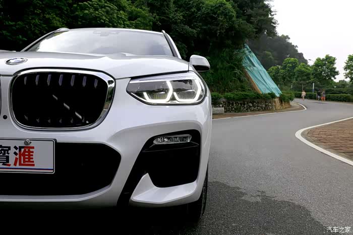 宝马x325im运动矿石白3000千公里提车作业