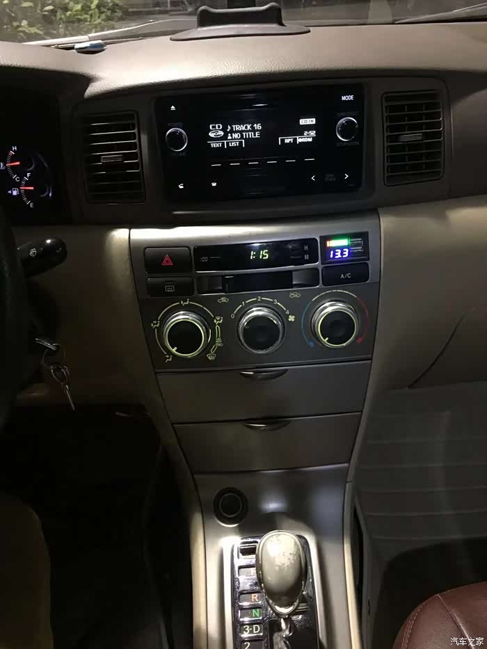 丰田花冠加装usb充电接口(带电量,电压显示)