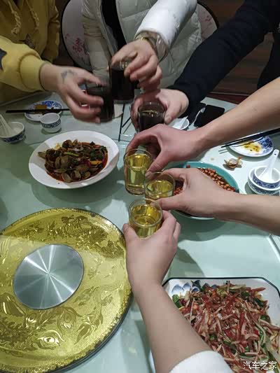 晚上和朋友们一起吃饭啦!