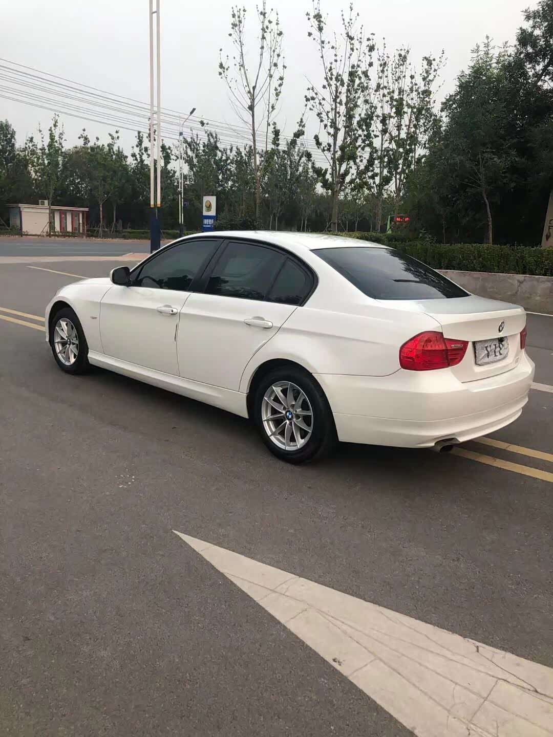 老款的宝马318i的车型放在现在依旧运动范十足