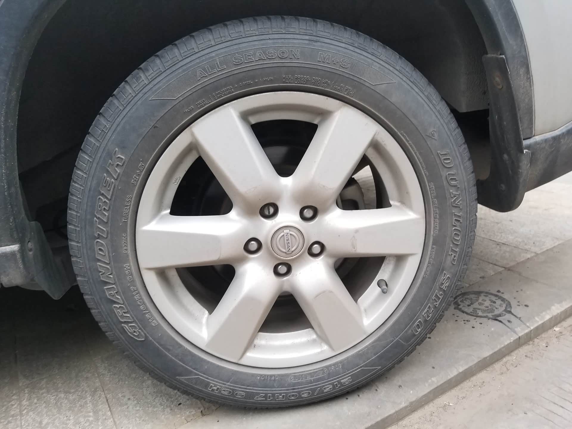 老款奇骏换轮胎的问题