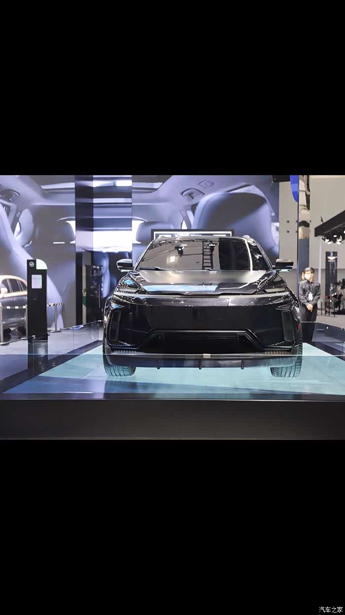 威马ex5-z曜石精英特别款车型采用了全黑色的涂装设计