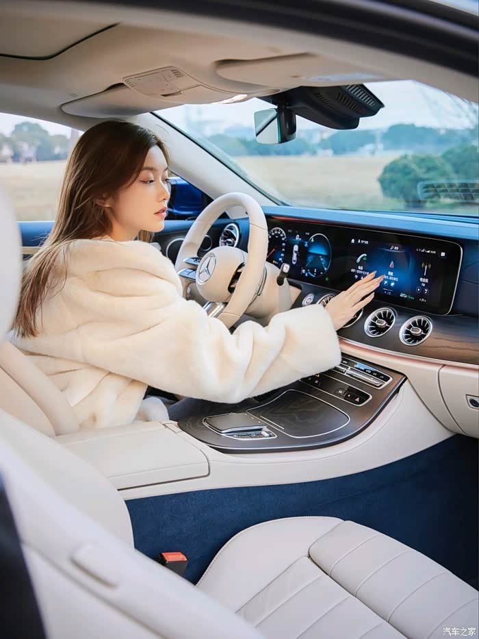 开着奔驰的小美女来了美的任性