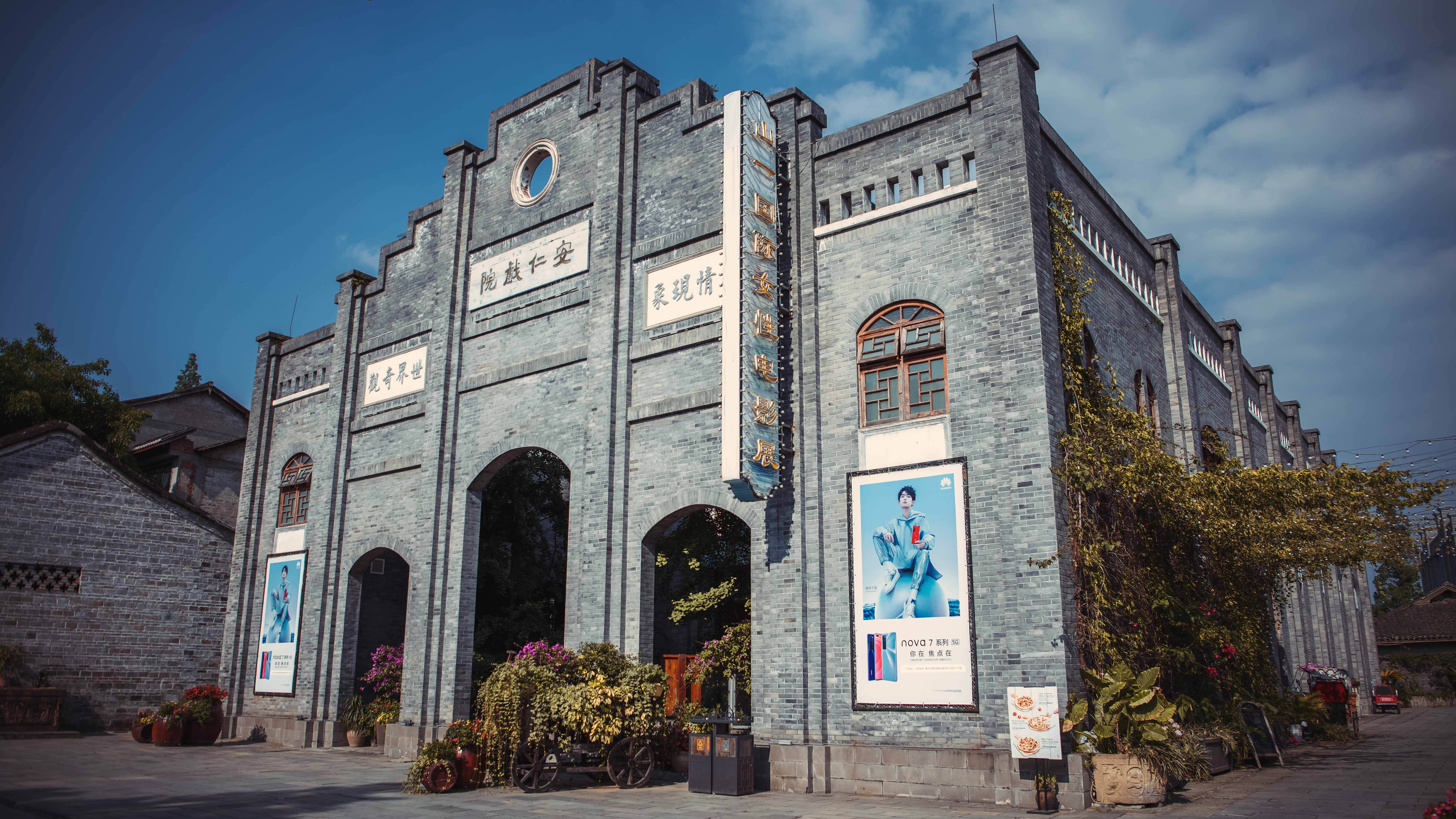 带媳妇自驾嘉悦a5漫游在成都 川锅旧址拍大片