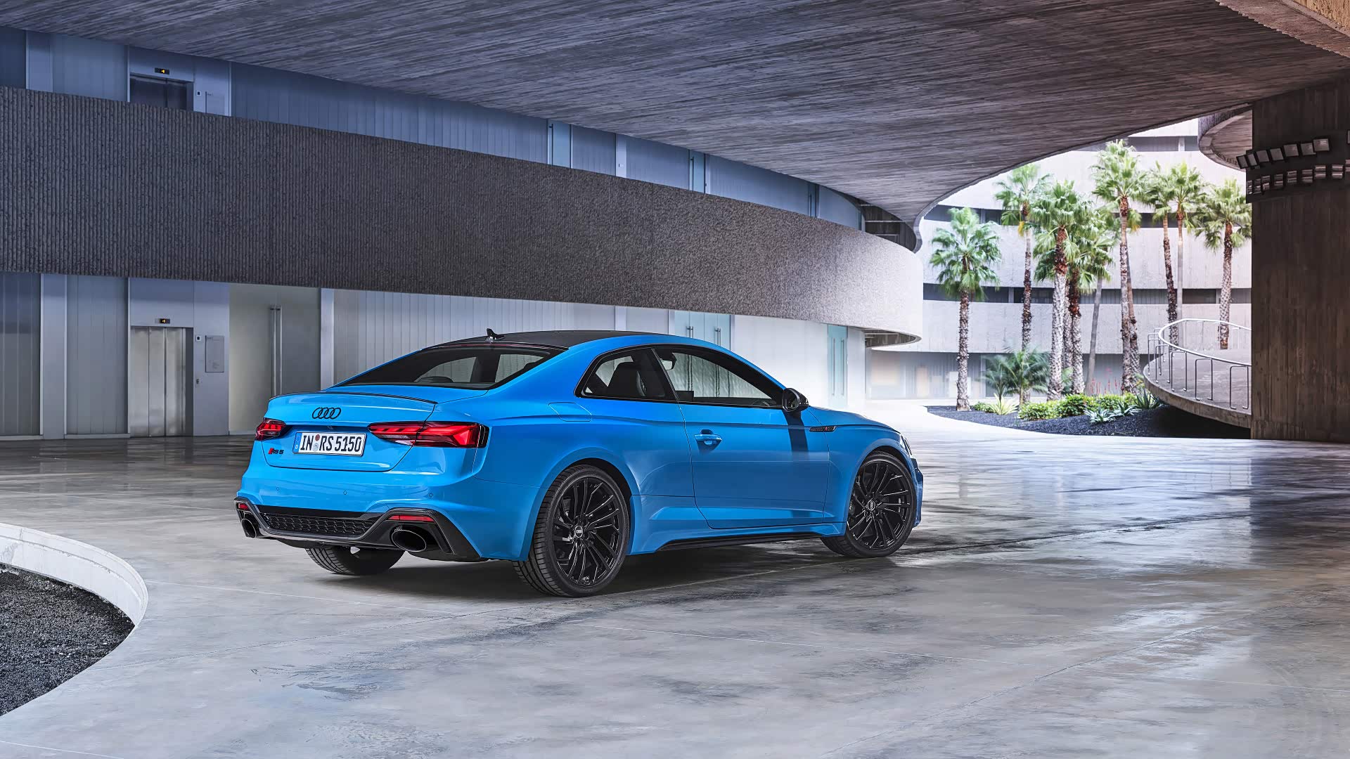 奥迪rs5蓝色是最年轻的车身外观