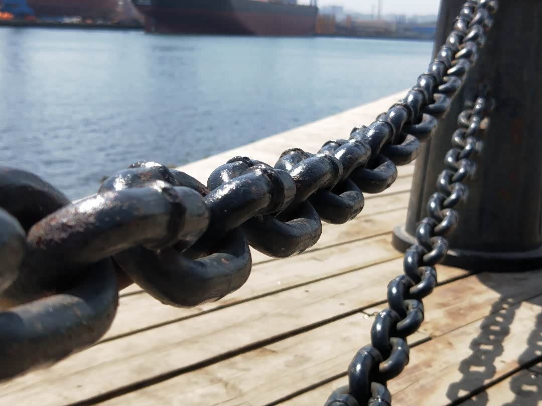 粗粗铁链,大家游玩不要跨过这条铁链,要不然会有危险的