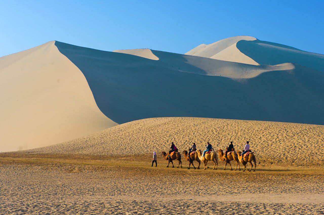 敦煌鸣沙山是古丝绸之路上神奇瑰丽的旅游景点.