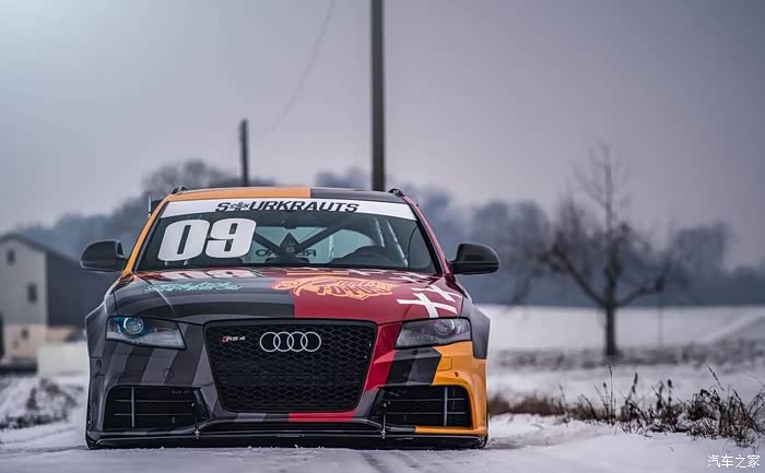 雪地里的奥迪rs4avant(b8),涂装很特别.