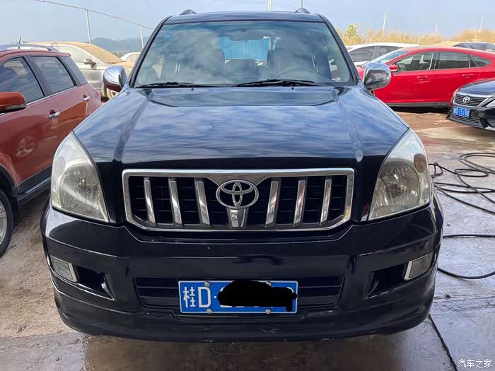 老款的丰田霸道依旧充满霸气感