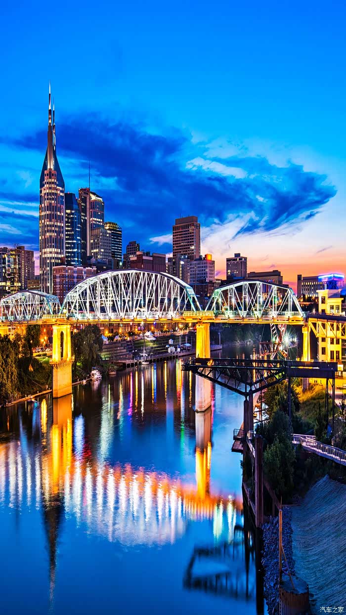 一座繁华的大都市不仅早晨是雄伟万分就连夜景也是别具特色