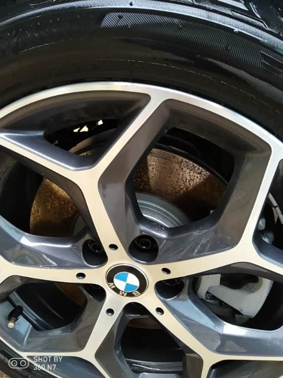 【图】新车才一个多月,刹车片有锈斑是正常的吗?_宝马x1论坛_汽车之家