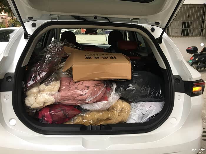 女朋友就是细心,找来各种袋子把衣服都打包好,看这后备箱的装载能力