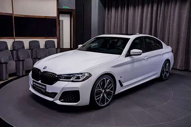 宝马新款m550i曝光,搭4.4t v8引擎,豪华与性能兼具