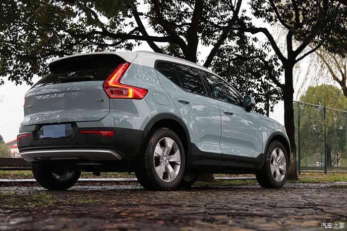 【图】雨中的亚马逊蓝,分享一下~_沃尔沃xc40论坛_汽车之家论坛