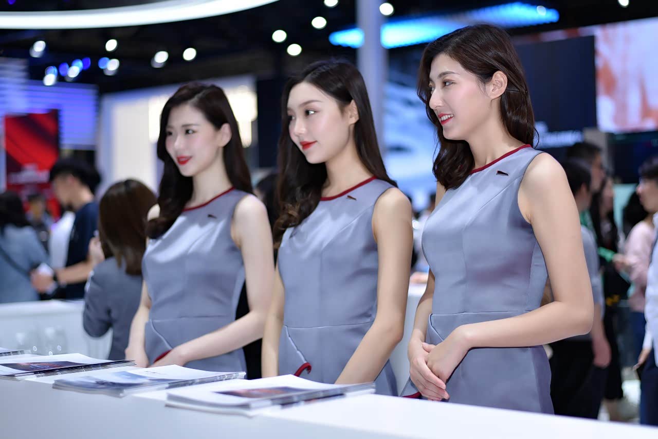 礼仪小姐姐在车展上也是很出众的了