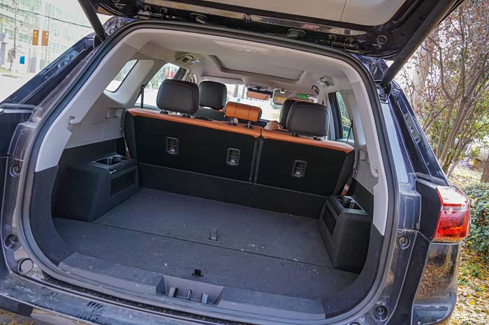 后备箱标准容积达到了惊人的889l,实拍车型为5座版本,也可以选择6座7