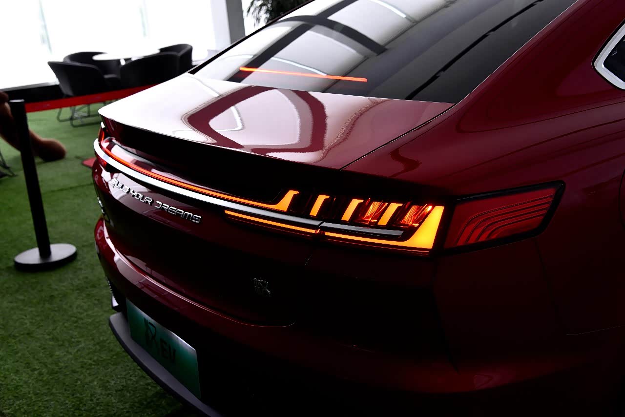 贯穿式的尾灯是比亚迪创新带来的震撼效果