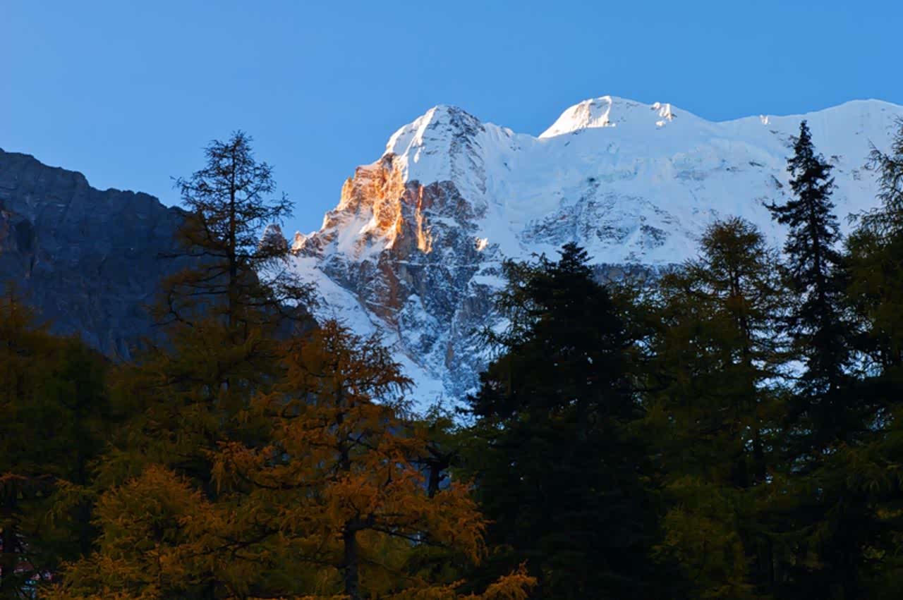 仙乃日雪山是稻城亚丁景区三大高峰之首.