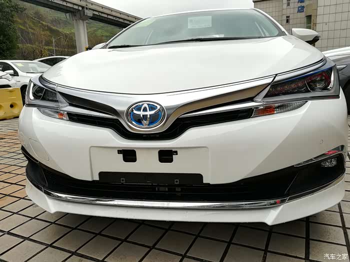 混动元素的蓝标丰田logo,炯炯的前大灯及灯眉那一抹混动蓝