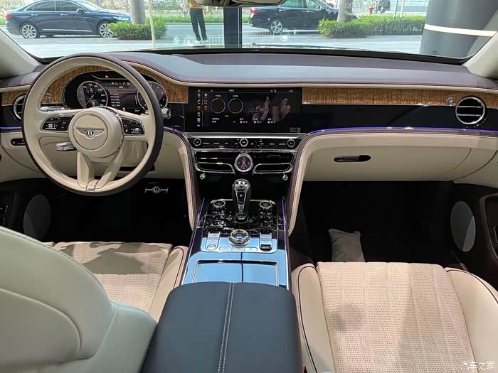 煤炭灰的宾利飞驰v8那整洁亚麻白座椅中控他台更好看