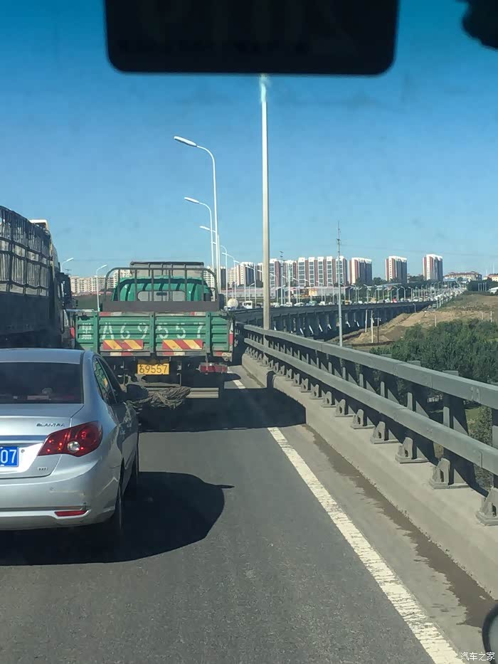 三环王岗严重堵车排到桥上了