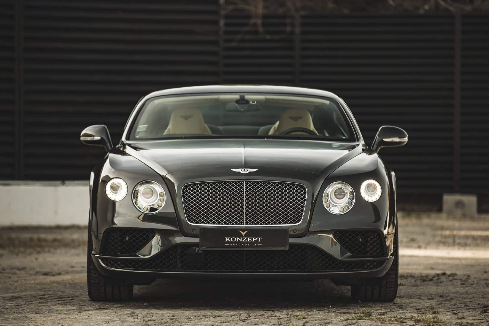 老款宾利欧陆gt v8,当年可算顶级豪车了.