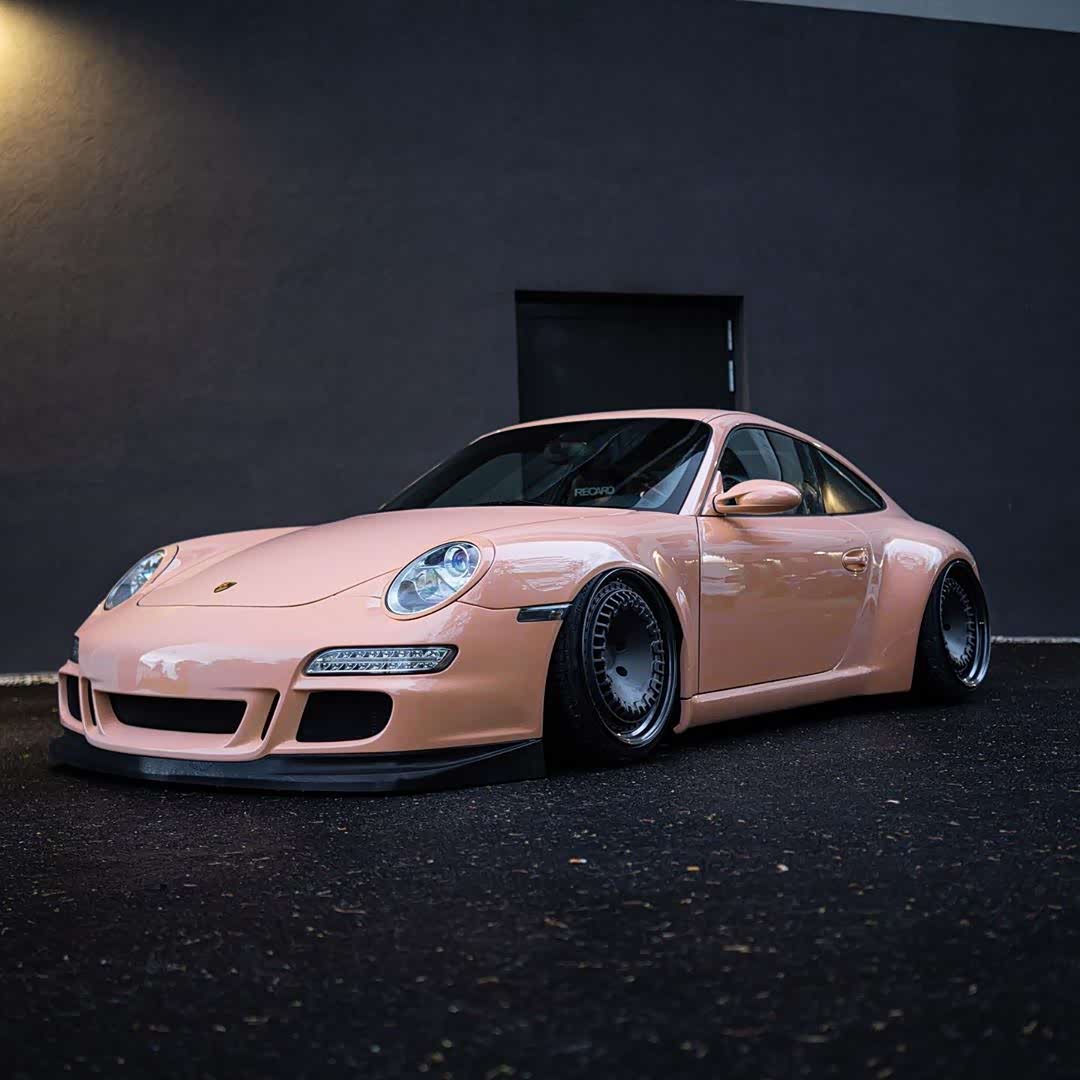 没有拉花的粉猪保时捷911997