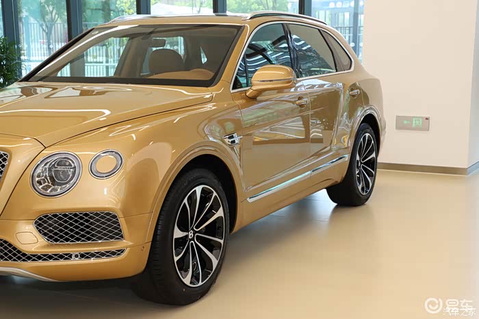 18款宾利添越40金色