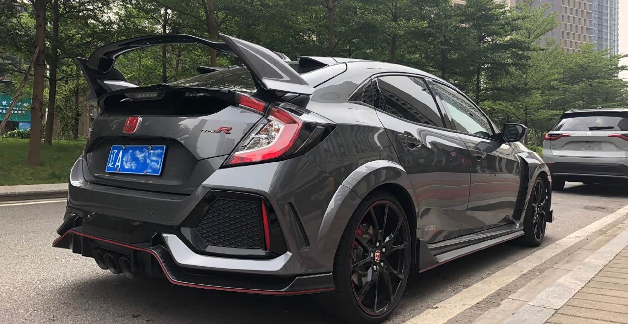 捕获一台超帅配色的思域type r fk8