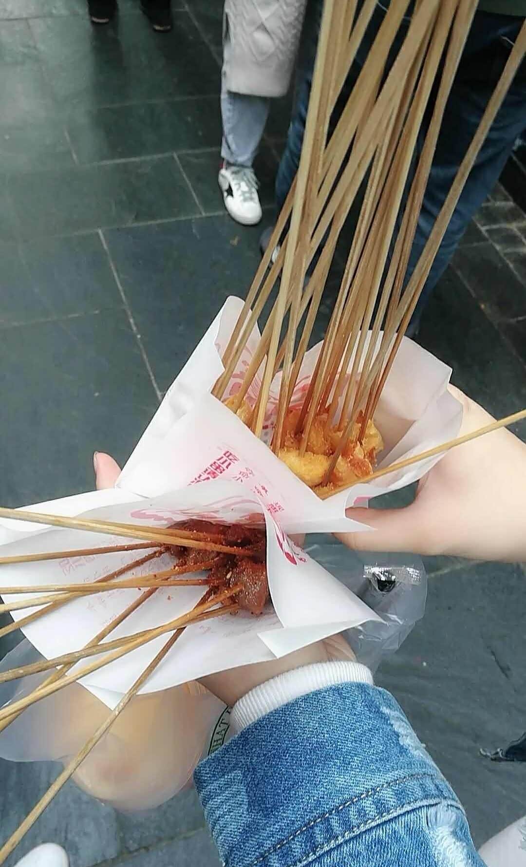 手拿各种小串,满意往回走