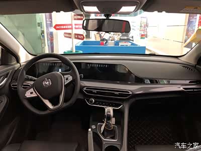 长安逸动plus手动豪华版白色