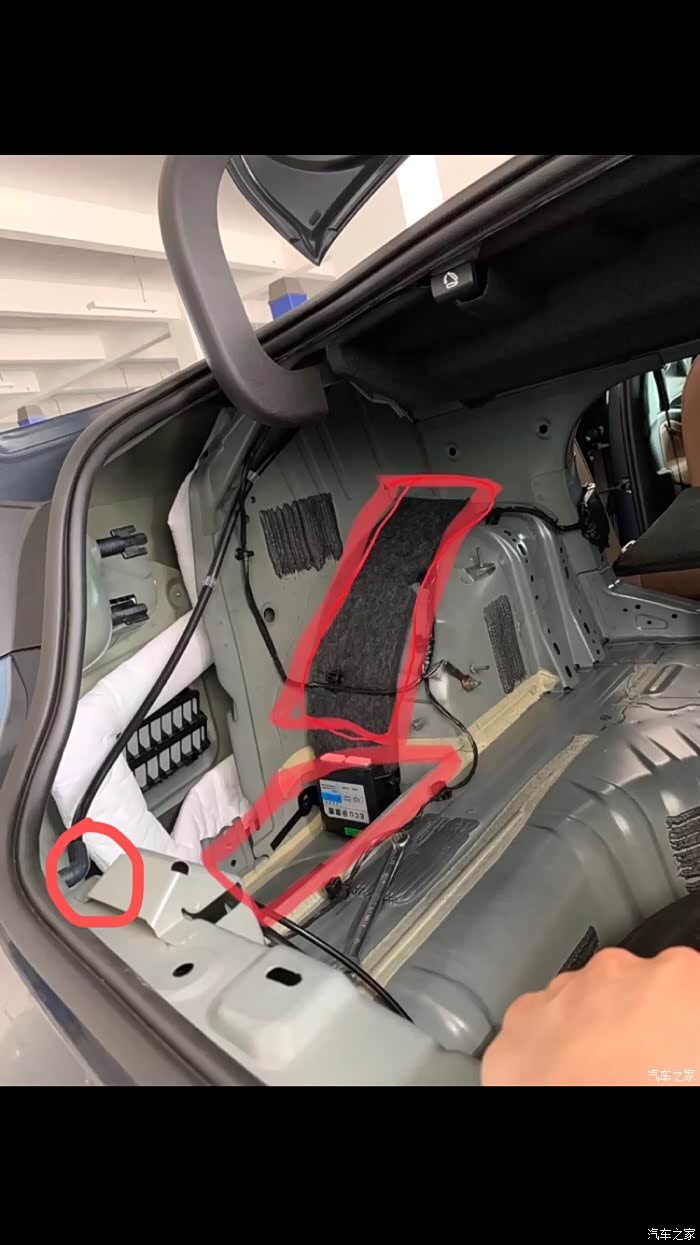 19款君威后备箱左侧漏水