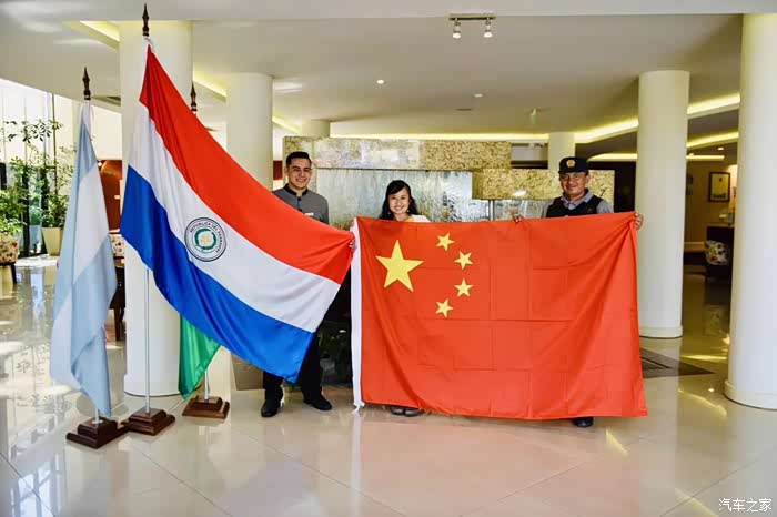 驶进与中国没有建交的巴拉圭 展开中国国旗