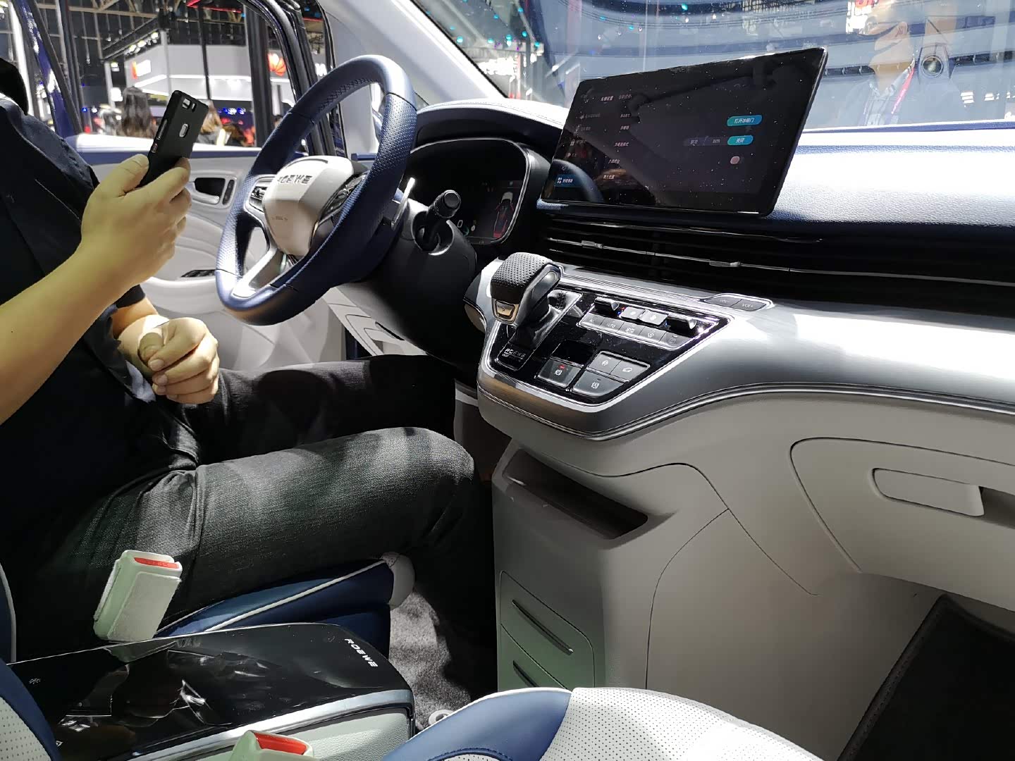 荣威imax8今日正式亮相,荣威第一款主打科技豪华的mpv.