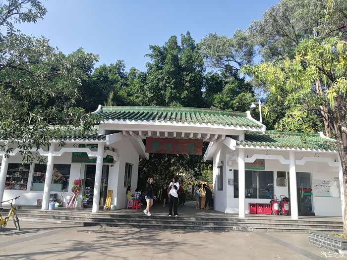 再往前走100米后,就看到了东湖公园的东门.