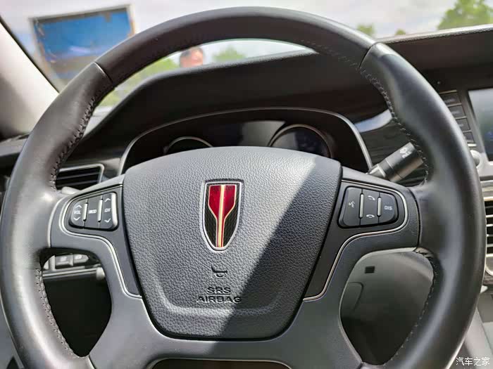 方向盘设计的也相当好.