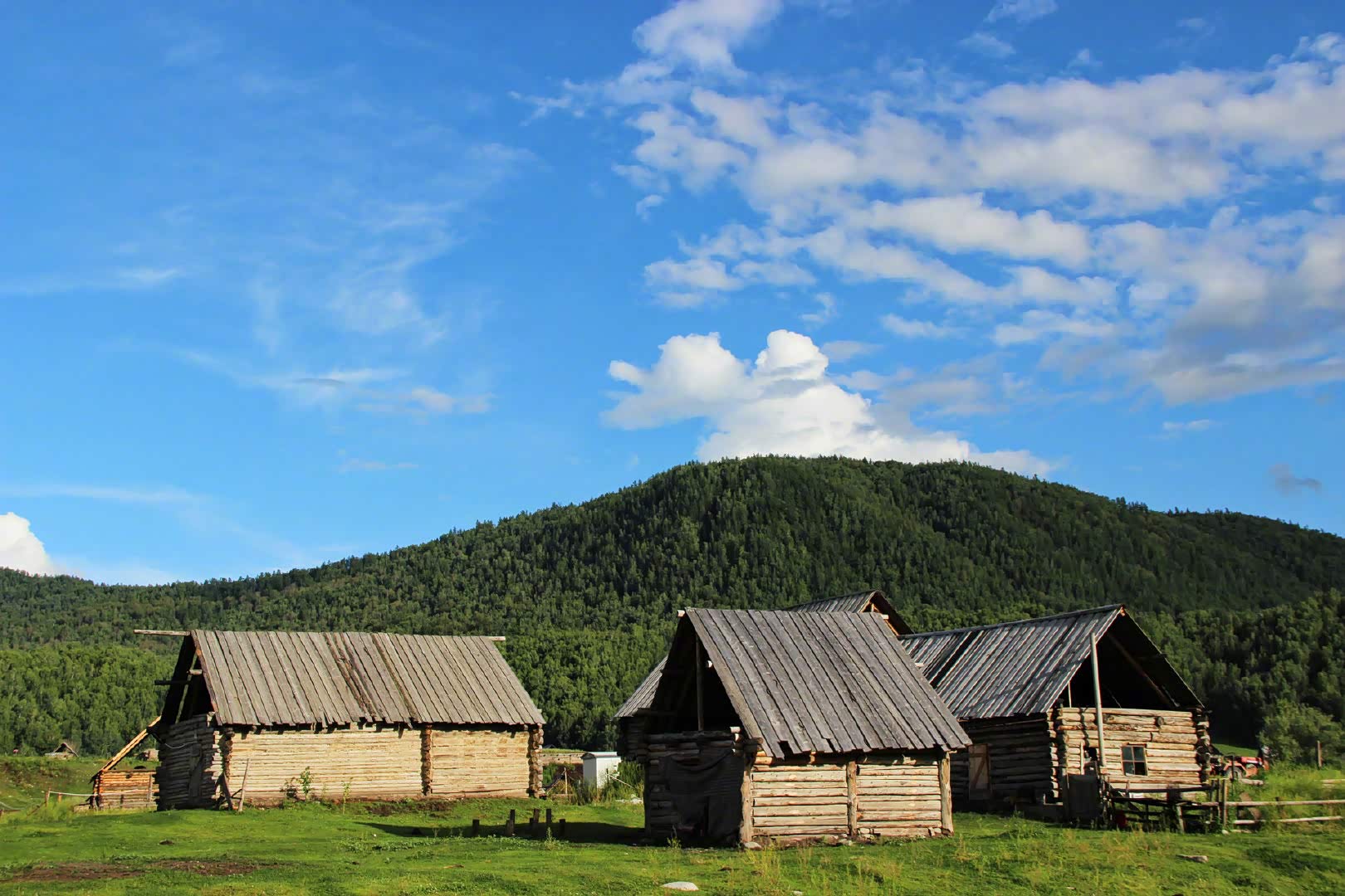 禾木村是新疆维吾尔自治区布尔津县下辖的一座村庄.
