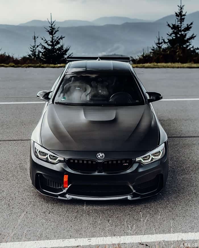 黑武士宝马m4车身线条流畅饱满