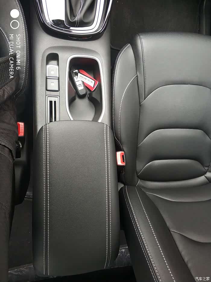 扶手箱,位置正合适.