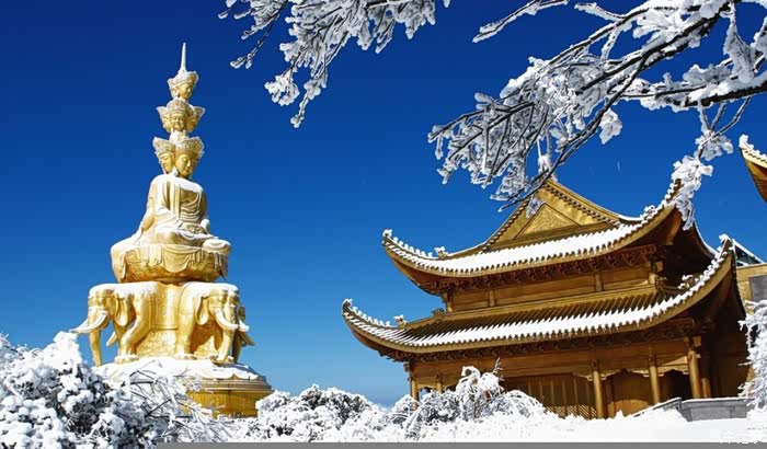 云拥半岭雪,花吐一溪烟——峨眉山