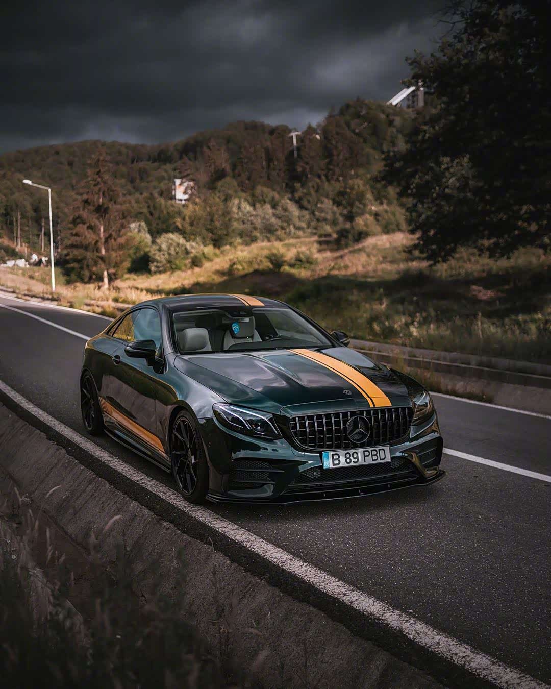 被黑化的奔驰amg配这个拉花很酷