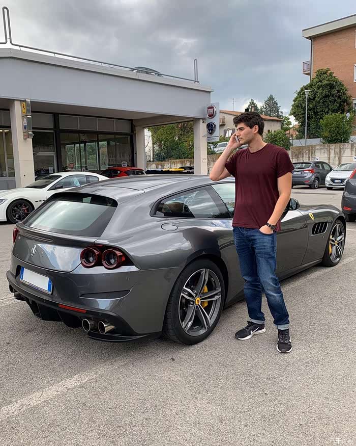 男人和车的拍照感觉都好一般不是在车头就是在车尾