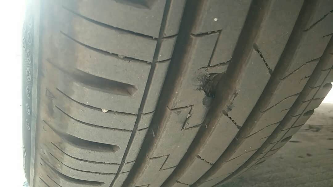 轮胎正面掉了一块橡胶左前轮