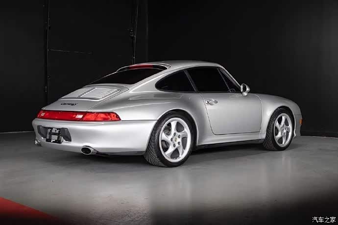 一台1997年保时捷911 c2s经典帅气.