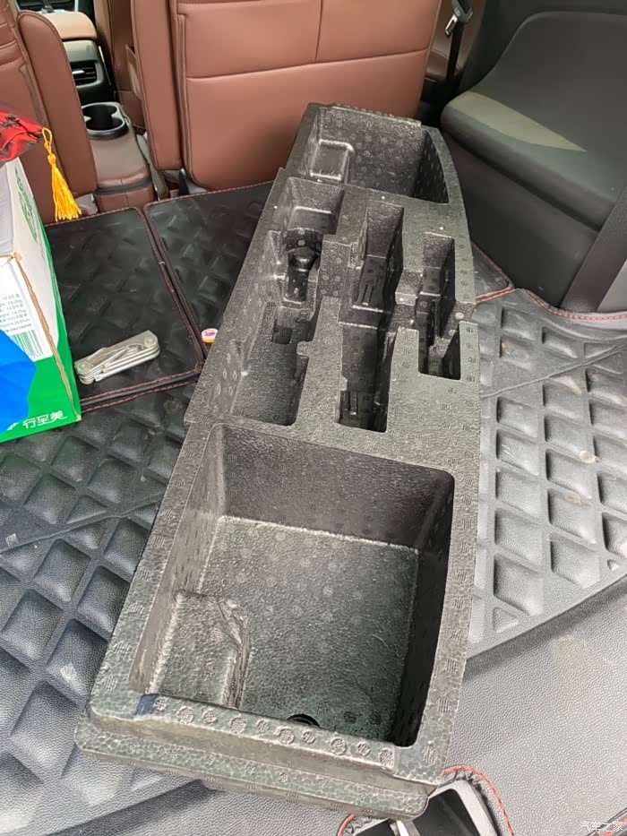 后备箱其实空间不小,就这泡沫占地方.用t45的梅花内六角把它取下来.