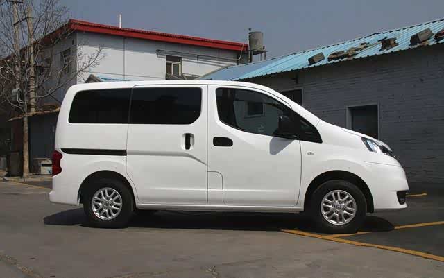 从侧面来看,nv200的侧滑门也是mpv所应该具有的特征